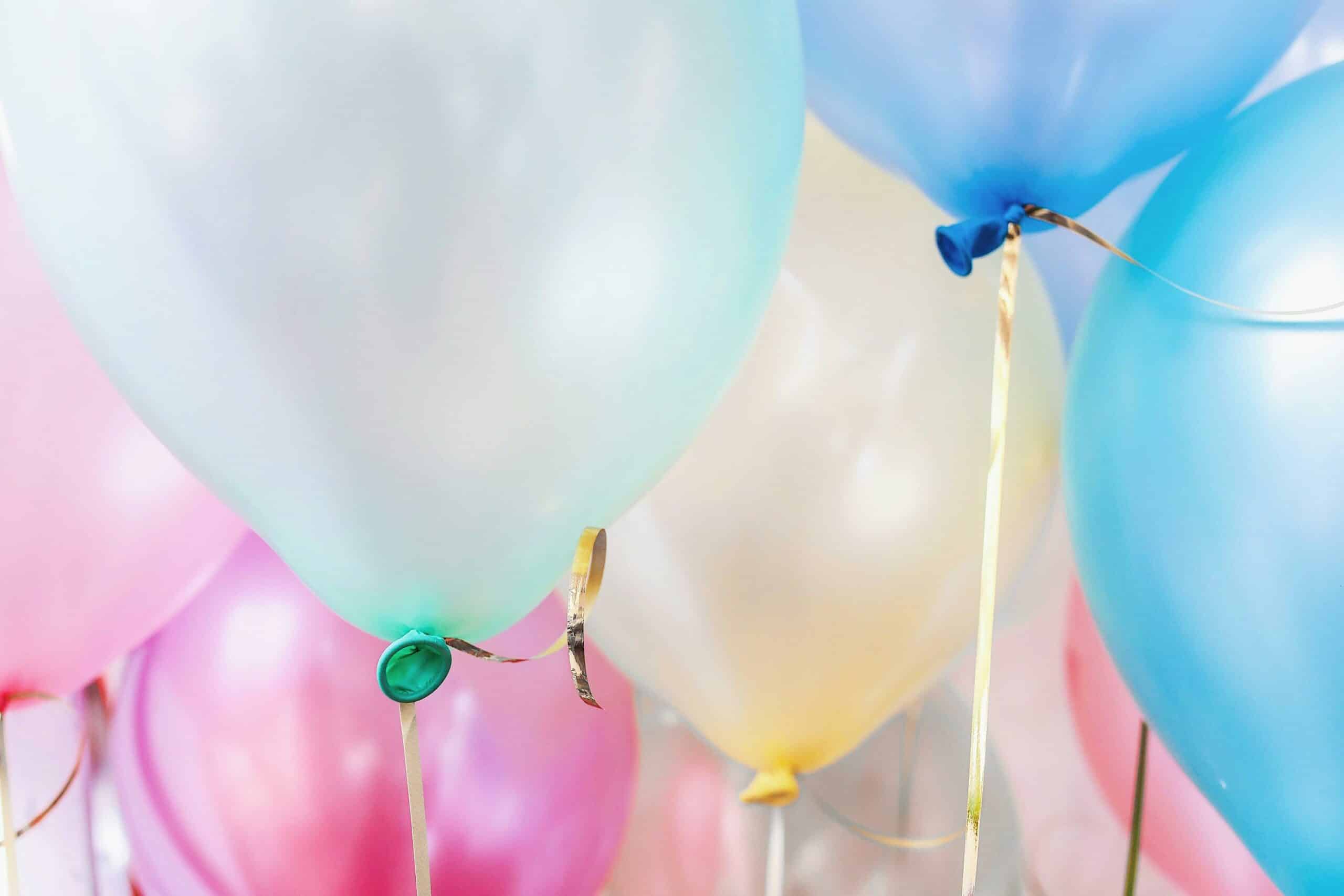 Tips til at skabe den perfekte feststemning med smukt pynt