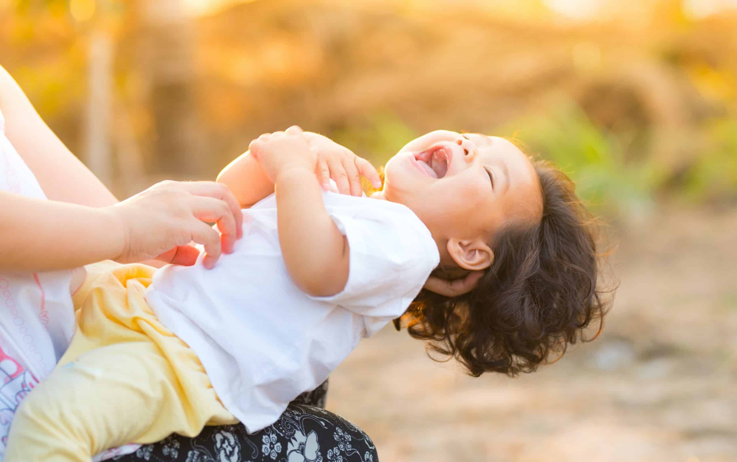 Det kan du lave med din baby i haven på en varm sommerdag
